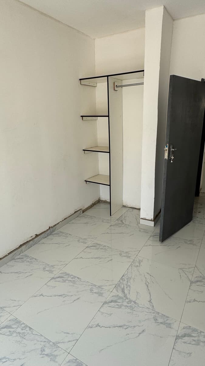 1 bedroom flat in a secure complex to call 0978091790