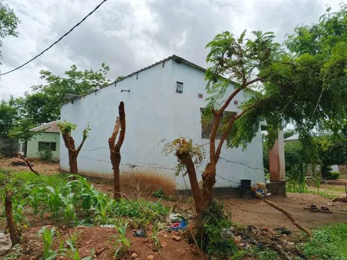 House for sale in chongwe town PRICE NEGOTIABLE K100 000 Plot size 15 × 23 2 ROOMED HOUSE FOR SALE