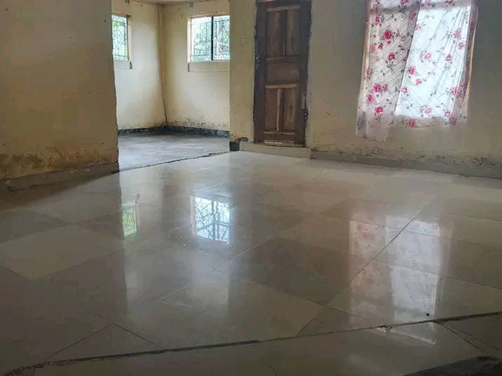 HOUSE FOR SALE IN CHONGWE TOWN PRICE NEGOTIABLE K280 000 PLOT SIZE 20 × 30 IN WALL FENCE 3 BEDROOM