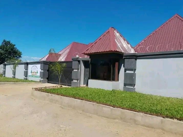NEWLY BUILT LUXURY LODGE FOR SALE β CHONGWE