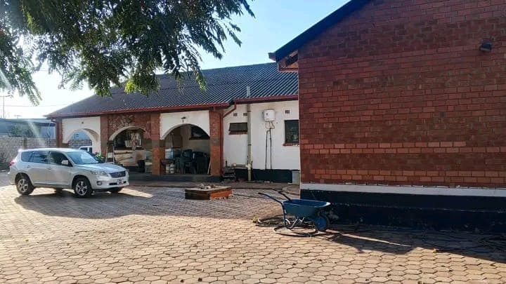 🏡 4 BEDROOM HOUSE FOR SALE IN WOODLANDS BEDROCK it's Tarmac Frontage of Mosi Oa Tunya Road 1minute